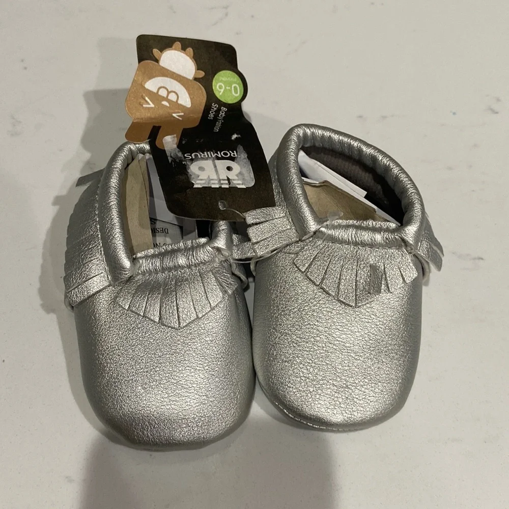 Romirus baby shoes Baby Moccasins fringe NWT silver 0-6 months size 1